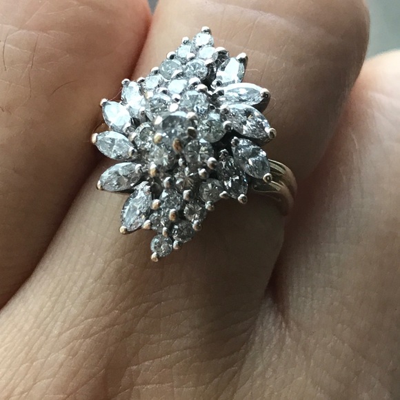 14k genuine gold 6 clusters diamond ring. - Picture 3 of 4